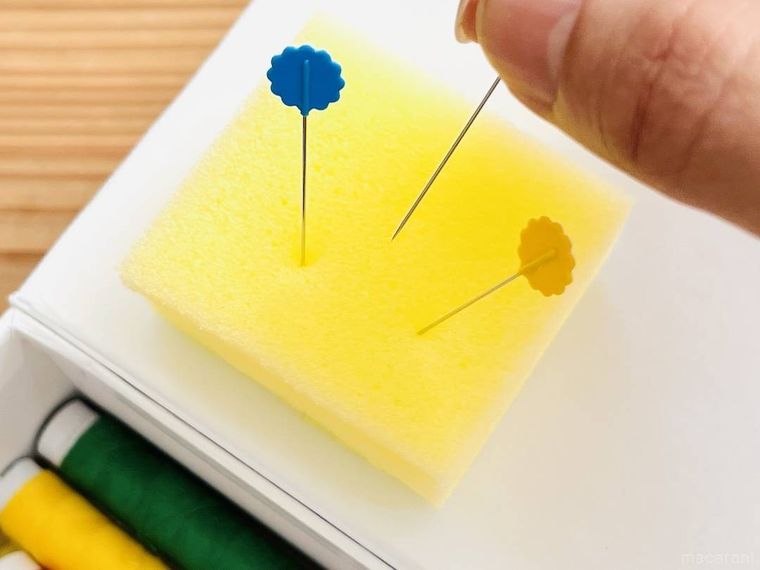 食器用スポンジに刺したまち針を抜いている様子