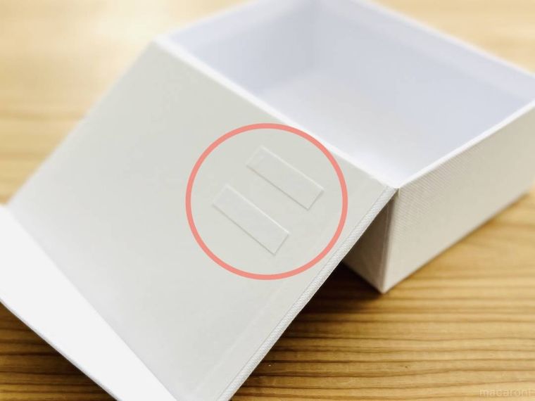 白いケースのフタ裏に両面テープを貼った様子