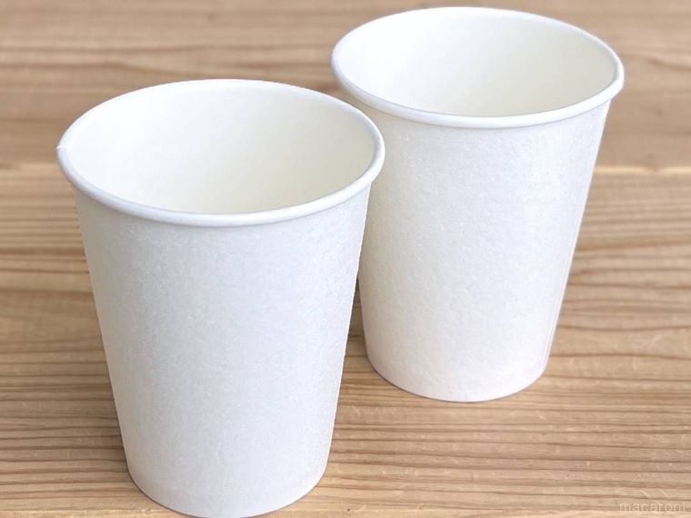 テーブルに紙コップが2個置かれている様子