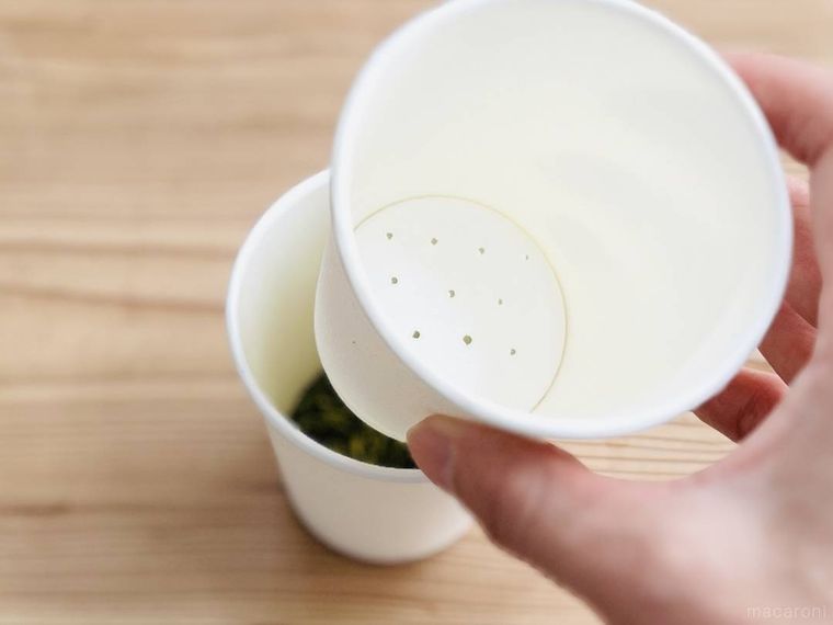 茶葉が入った紙コップに穴が空いた紙コップを重ねている様子