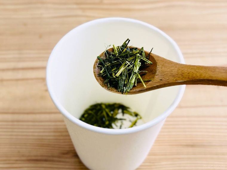 紙コップに茶葉を入れている様子