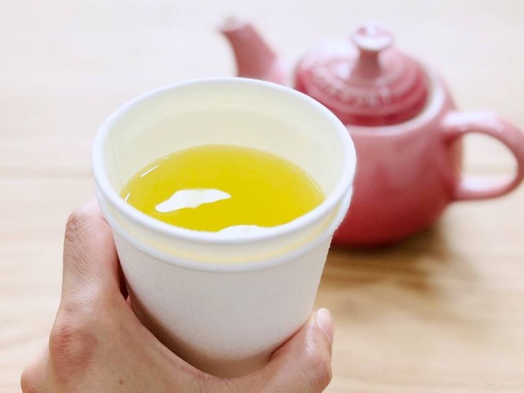 お茶が入った紙コップとピンク色の急須