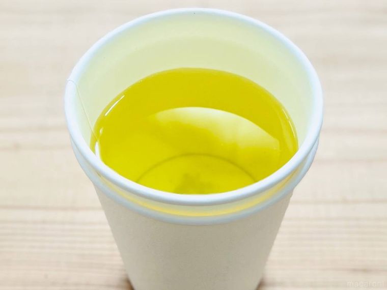 お茶が入った紙コップ