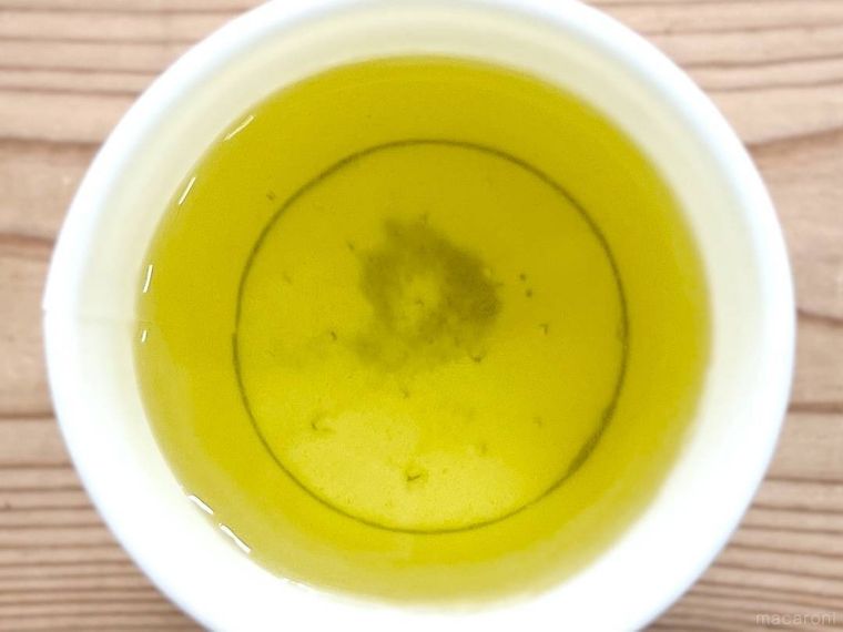 お茶が入った紙コップ