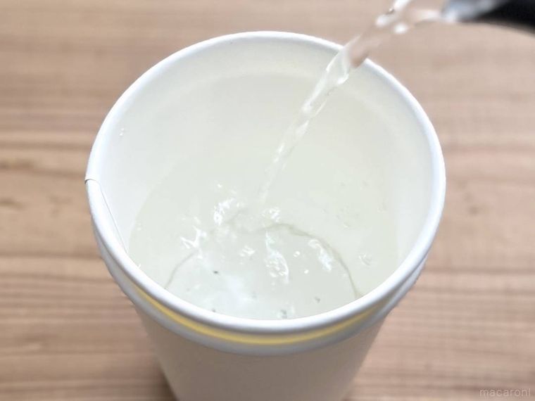 紙コップにお湯をそそいでいる様子