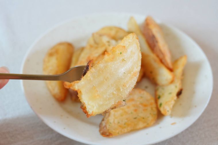 フライドポテトをとっている