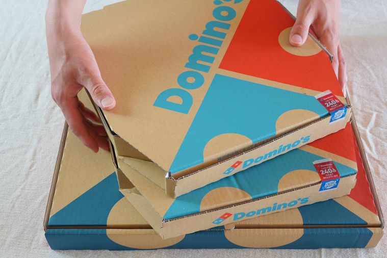 ドミノ・ピザでドミノデカ盛り祭の外箱