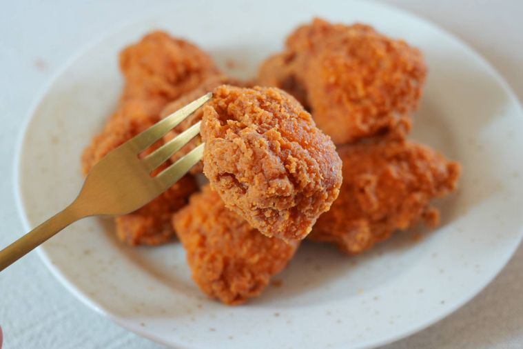 唐揚げをとっている