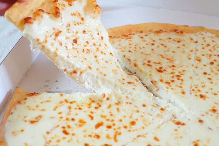 ピザを一枚とっている