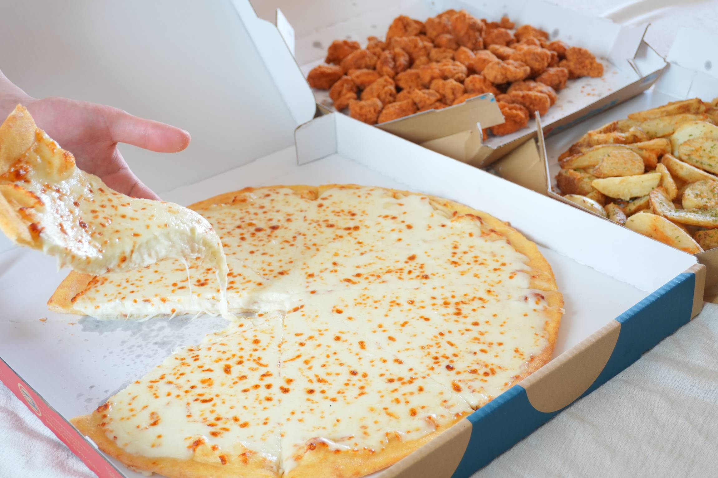 ドミノデカ盛り祭」を全種食べ比べ！ほぼ1kgのチーズピザ・からあげ