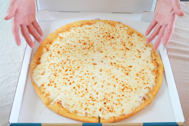 ほぼ1kgウルトラチーズに手を添えている