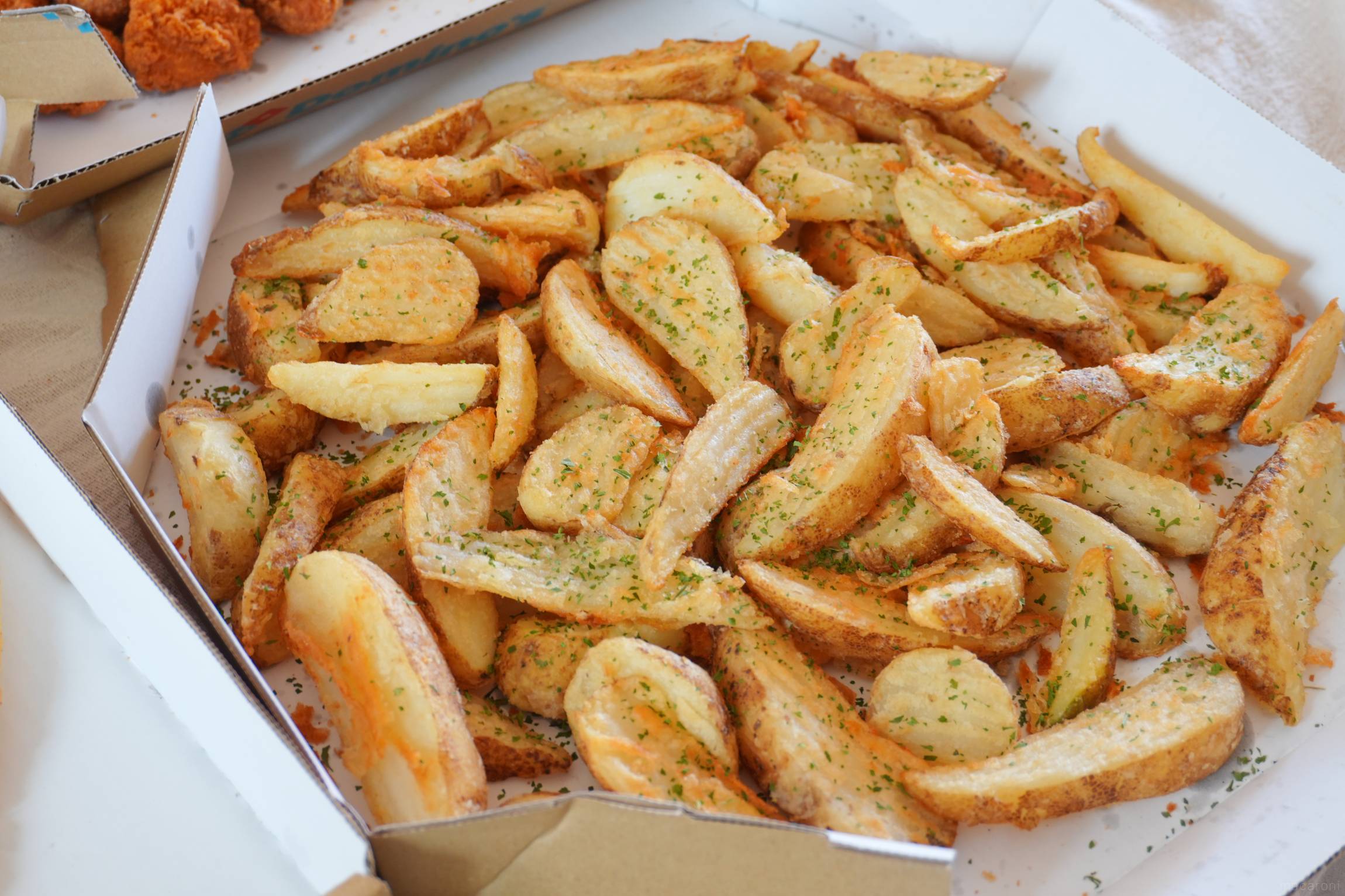ドミノデカ盛り祭」を全種食べ比べ！ほぼ1kgのチーズピザ・からあげ