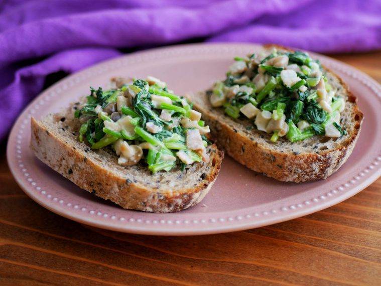 オープンサンドのスピナッチサンド