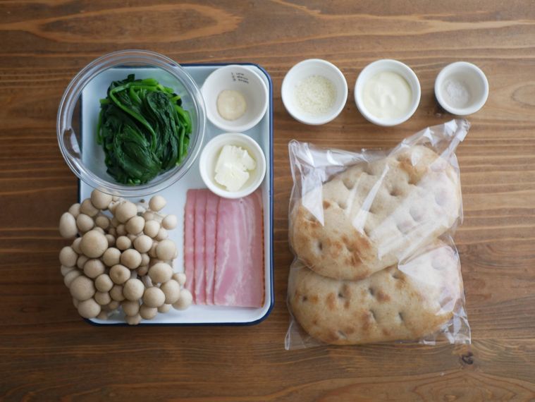 テーブルの上にスピナッチサンドの材料が並んでいる