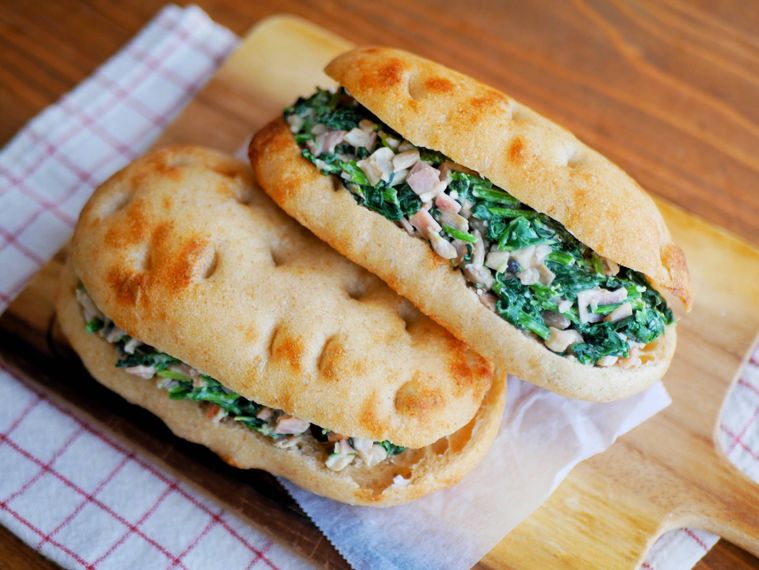 木製のカッティングボードに盛られたスピナッチサンド