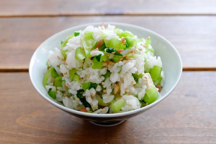小松菜の煮浸しの混ぜご飯が盛られているお茶碗