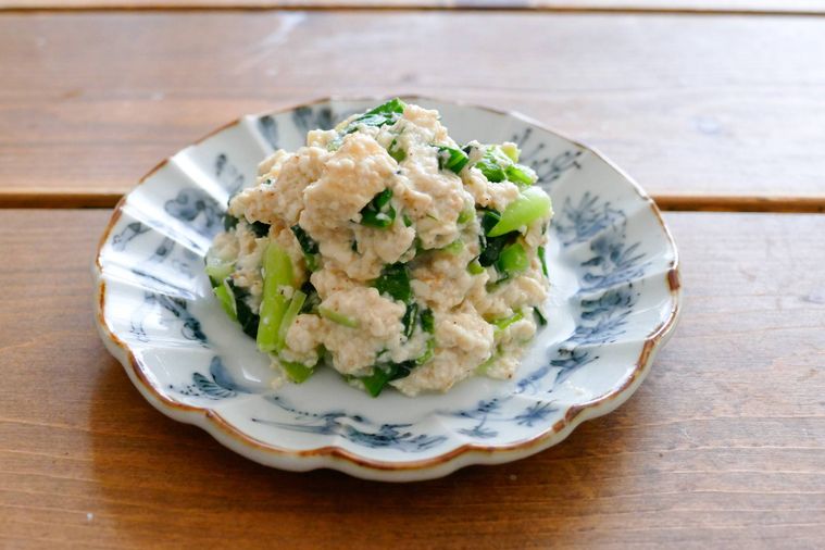 小松菜の煮浸し白和えが盛られている小皿