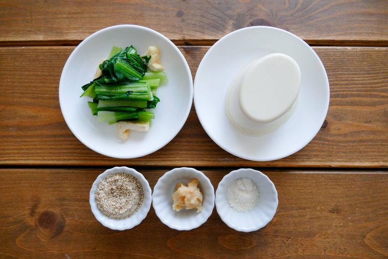 小松菜の煮浸し白和えの材料が並ぶ木製テーブル