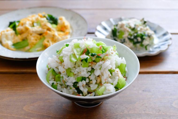 小松菜の煮浸しリメイク料理が並ぶテーブル