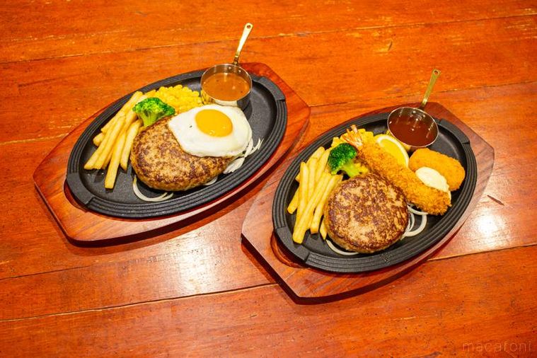 ロイヤルホスト黒黒ハンバーグとロイヤルホストハンバーグが並んでいる様子