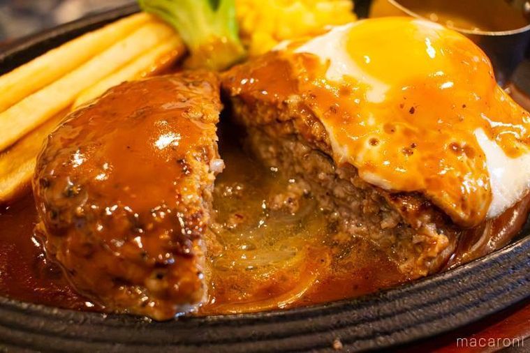 ロイヤルホスト黒黒ハンバーグブラウンバターソース目玉焼き付250gを半分にわった様子