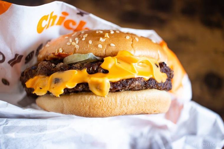 バーガーキングベーコンダブルビーフ ビッグマウス スモークハウスを手で持っている