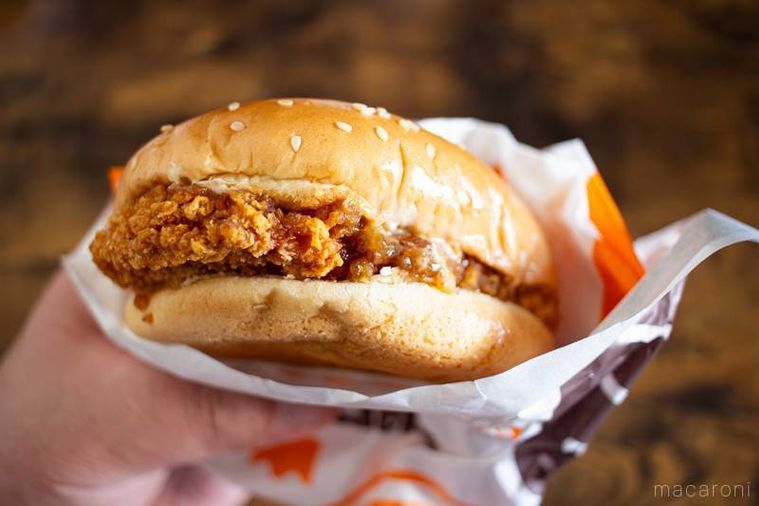 バーガーキングスモークハウス スモーキーフライドチキンを手で持っている様子