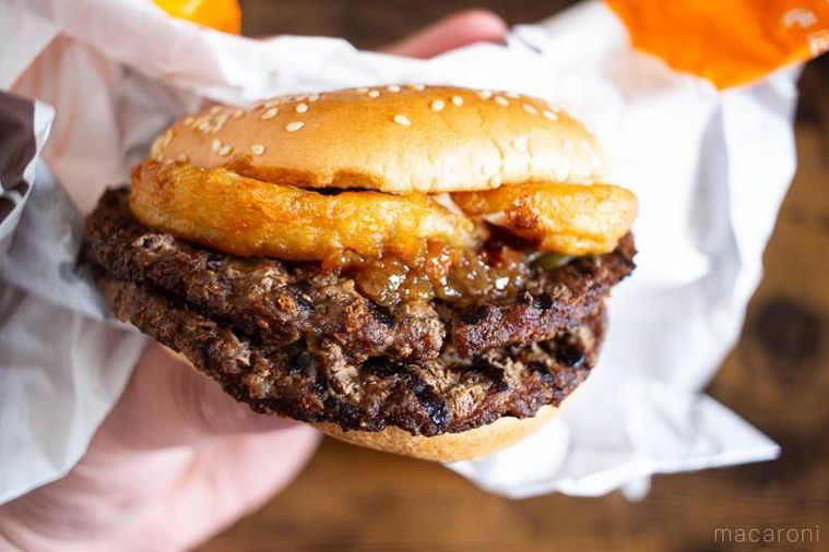 バーガーキングオニオンリングダブルビーフ ビッグマウス スモークハウスを手で持っている様子
