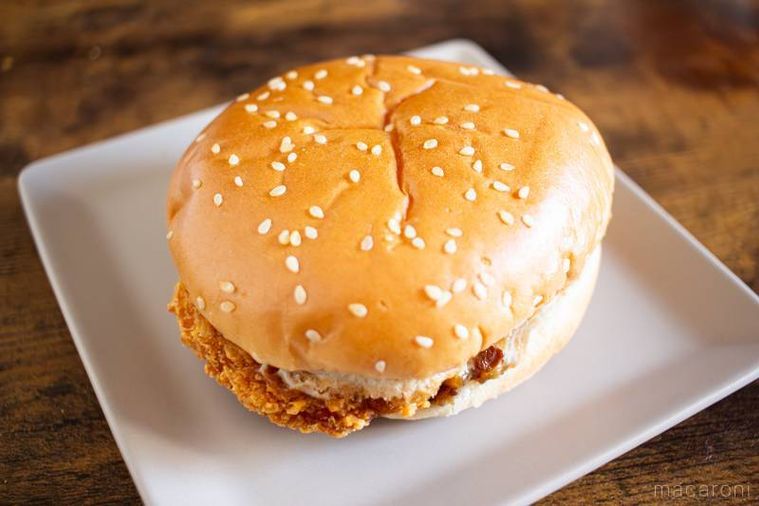 四角いお皿にのったバーガーキングスモークハウス スモーキーフライドチキン