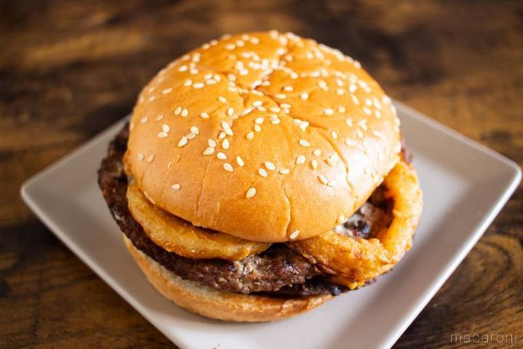 四角いお皿にのったバーガーキングオニオンリングダブルビーフ ビッグマウス スモークハウス