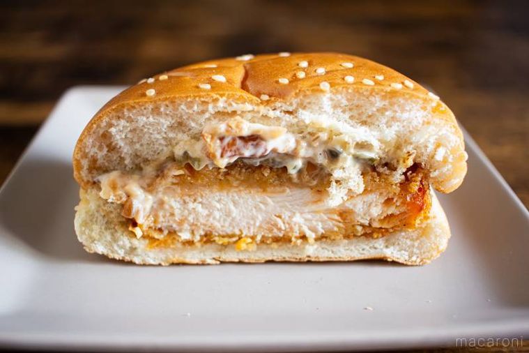 半分に割ったバーガーキングスモークハウス スモーキーフライドチキンがお皿にのっている