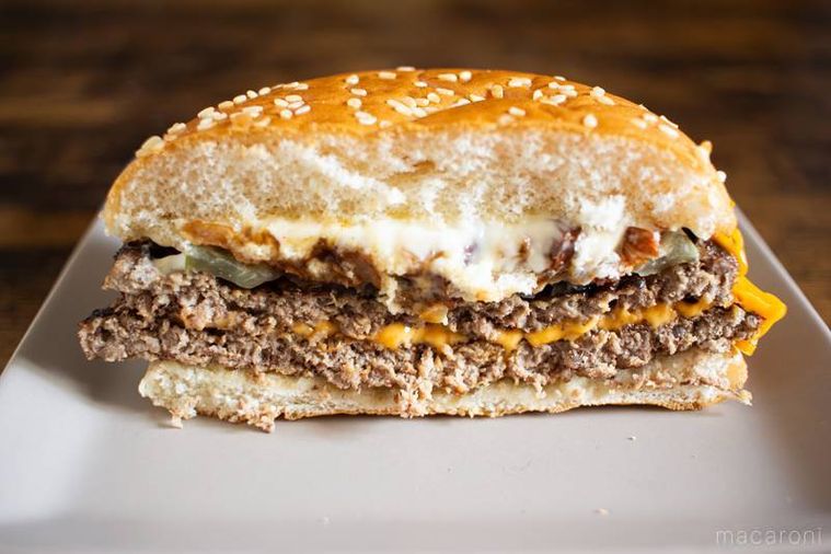 半分にカットしたバーガーキングベーコンダブルビーフ ビッグマウス スモークハウスがお皿にのっている