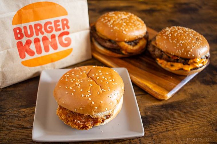 バーガーキング新作のビッグマウスふた品とチキンバーガーが並んでいる