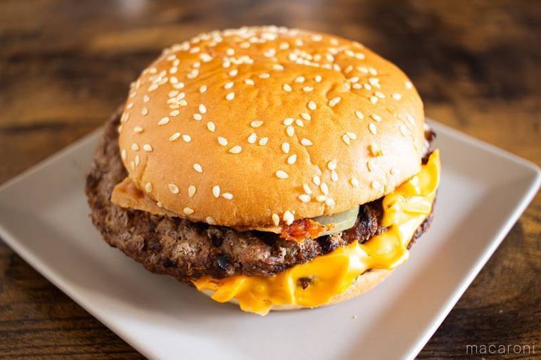 四角いお皿にのったバーガーキングベーコンダブルビーフ ビッグマウス スモークハウス