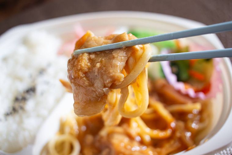 ライフ豚生姜焼き弁当の生姜焼きを箸上げしている様子