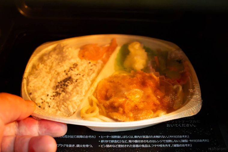 ライフの冷凍弁当豚生姜焼き弁当を電子レンジに入れている様子