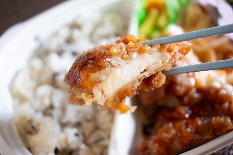 ライフチキン南蛮とひじきご飯の鶏肉を箸上げしている様子