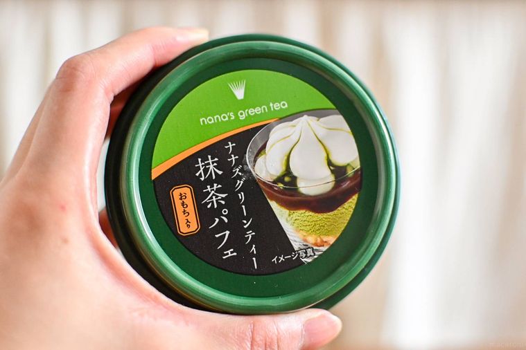 アイスのパッケージを持っているところ