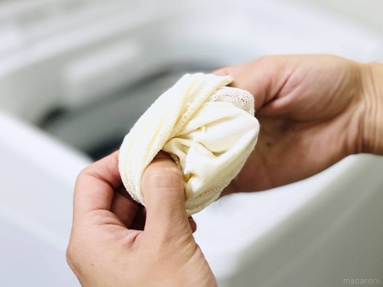 白い靴下を裏返している様子