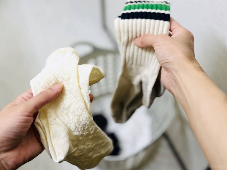 裏返した靴下と裏返していない靴下を手で持っている様子