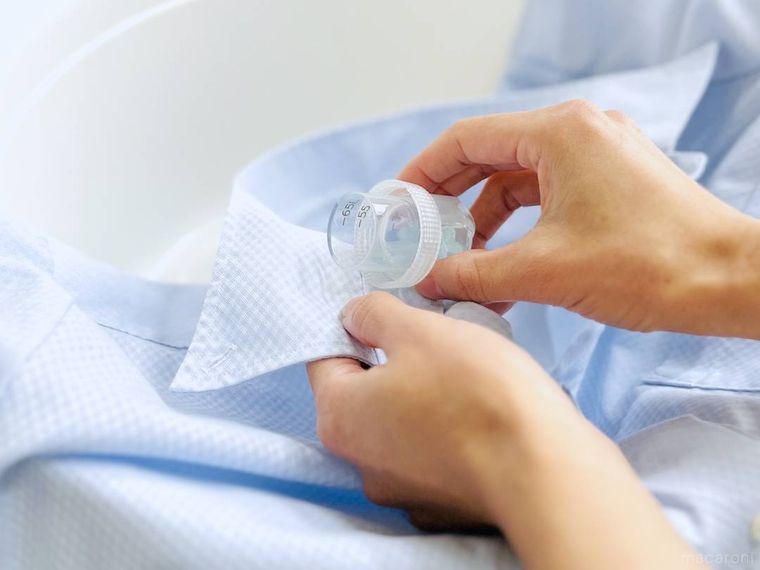 ワイシャツの襟に洗剤を直接塗っている様子
