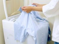 つけ置きなし襟・袖口の汚れを効率的に落とす方法プロに教わる梅雨の洗濯術②