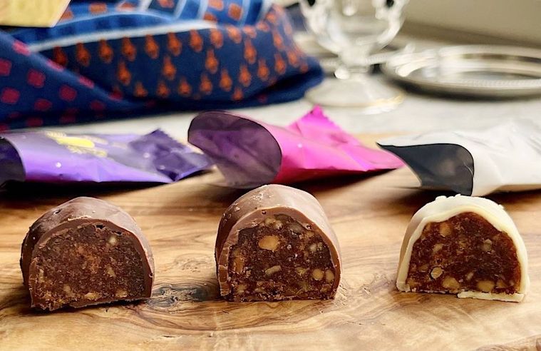 業務スーパーのチョコ3種をカットして断面が見えるように並べたところ