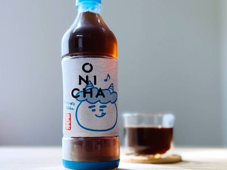 ONICHA 麦茶のペットボトルと、麦茶が入ったグラス