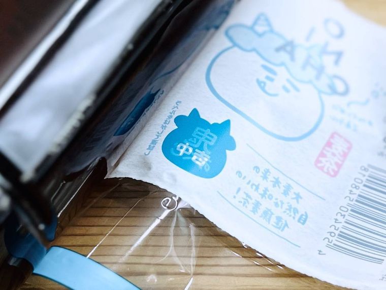 ONICHA 麦茶のラベルを剥がした様子