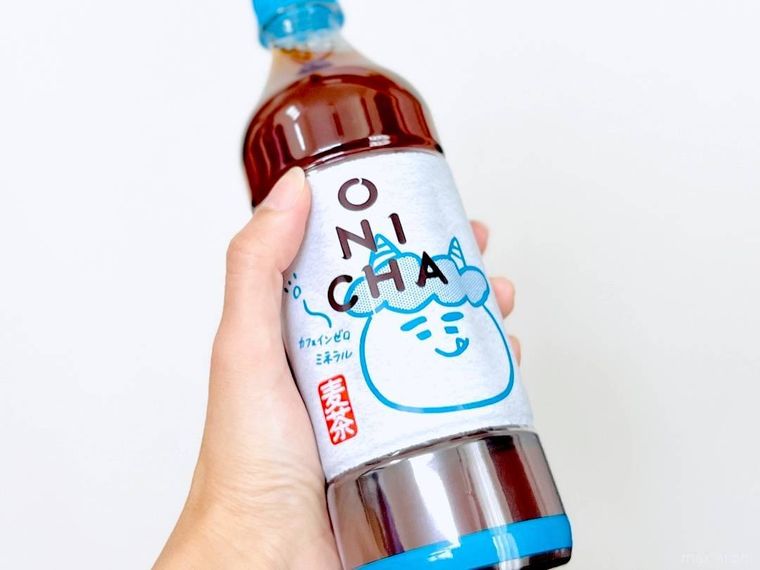 ONICHA 麦茶を手で持っている様子