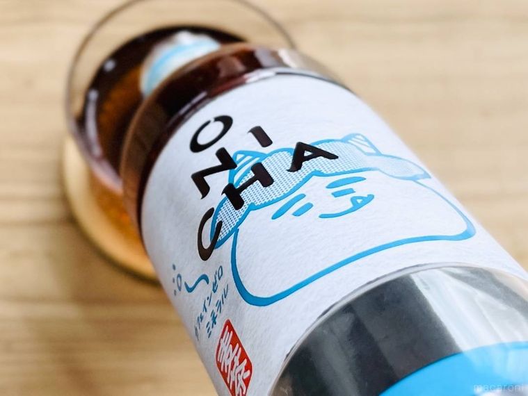 ONICHA 麦茶をグラスにそそいでいる様子