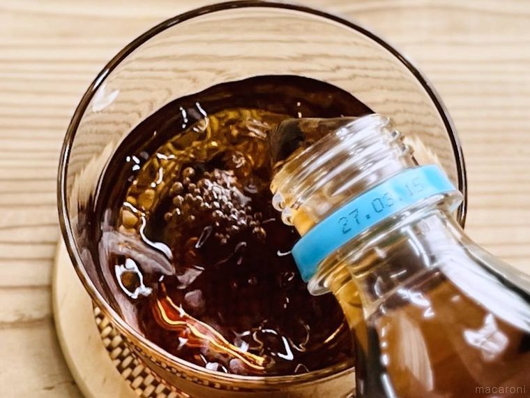 ONICHA 麦茶をグラスにそそいでいる様子