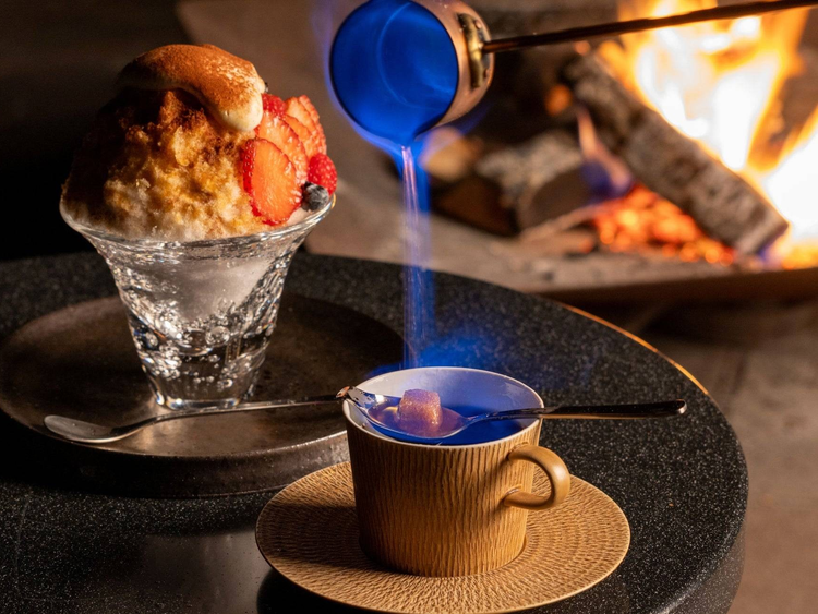 星のや富士が提供する「夏夜の森 グランピング焼き氷」ウイスキー香る