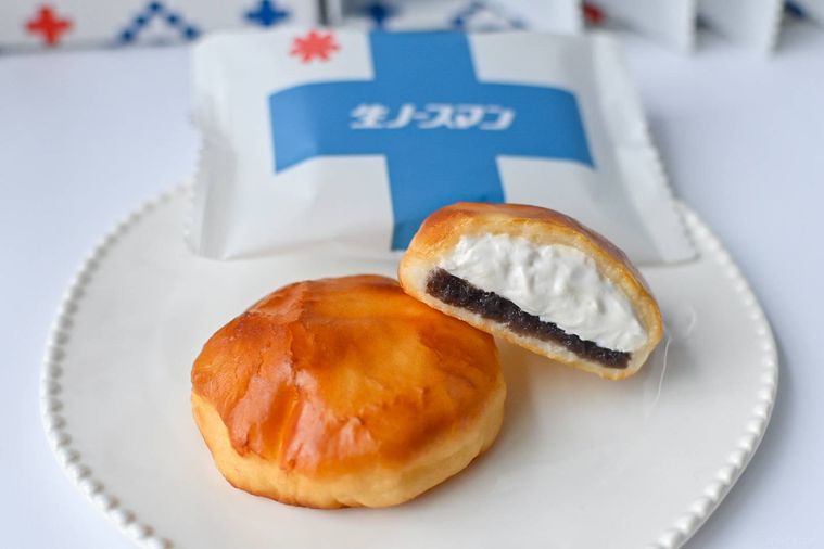 お皿にのった餡が入ったお菓子